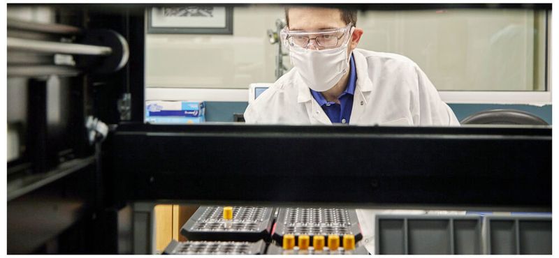 Benjamin Pollack und Team, ebenfalls in der Kategorie „Talente“ ausgezeichnet, hat die automatisierte In-vitro-Diagnostik durch den Einsatz von Künstlicher Intelligenz und Deep Learning (einer Methode des maschinellen Lernens) beschleunigt. Den Forschern ist es gelungen, die Fehlerrate stark zu senken, so dass Ergebnisse von Patientenproben im Labor deutlich schneller und zuverlässiger vorliegen als zuvor. Vor allem in Zeiten von Covid-19, in denen Laborkapazitäten weltweit sehr stark beansprucht werden, ist dies von besonderer Bedeutung.  (Siemens)