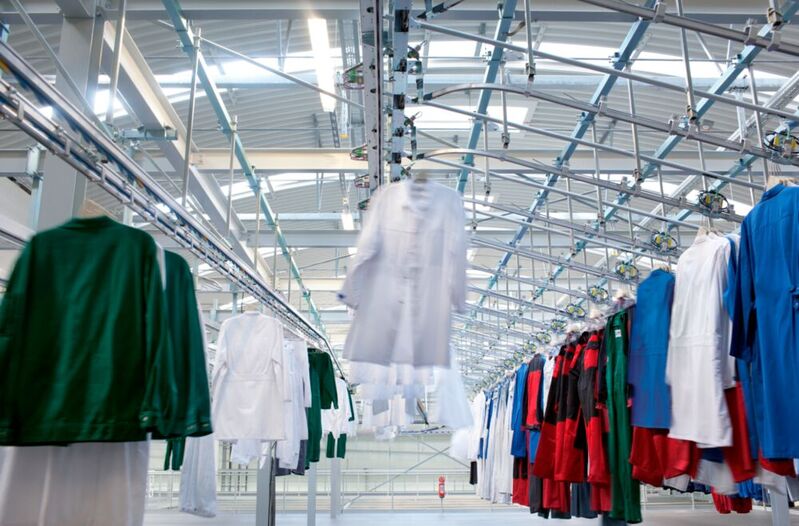 Als RABC-zertifizierter Textildienstleister (nach EN14065) betreut Mewa Unternehmen und sorgt dafür, dass Mitarbeiter dort funktional und hygienisch sauber angezogen sind. 