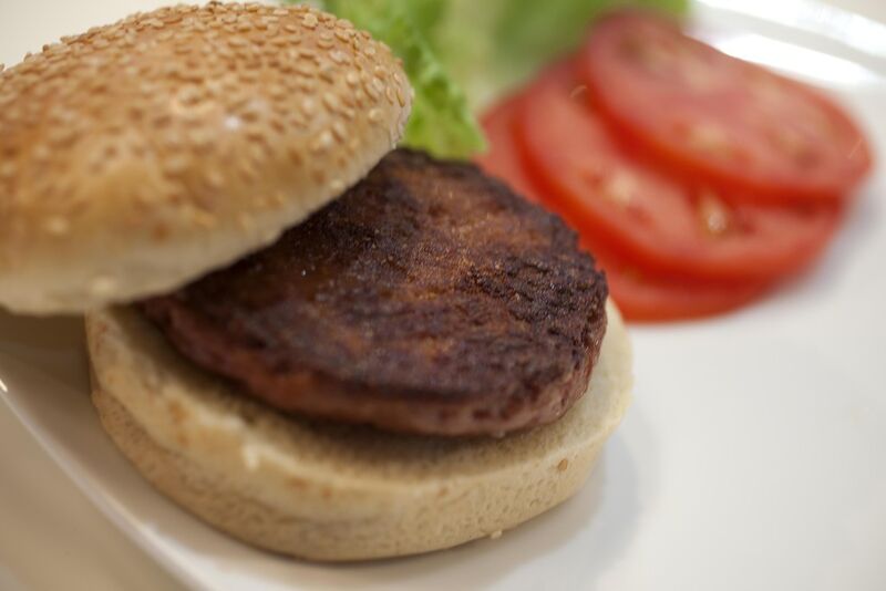 So wurde der künstliche Hamburger angerichtet. (Foto: culturedbeef.net)