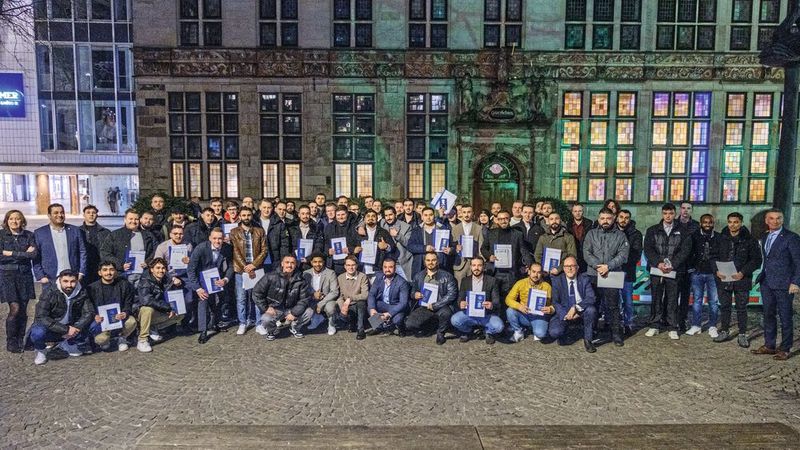 Das Kfz-Gewerbe gehört zu den größten Gewerken im Handwerk. Entsprechend groß war die Zahl der ehemaligen Auszubildenden, die bei der Freisprechungsfeier der Kfz-Innung Bremen im Gewerbehaus freigesprochen wurden. Kai Stührenberg, Staatsrat bei der Senatorin für Wirtschaft, Arbeit und Europa, gratulierte den 71 jungen Fachkräften und überreichte ihnen gemeinsam mit Obermeister Hans Jörg Kossmann die Prüfungszeugnisse und die Schmuck-Gesellenbriefe. Für alle, so Stührenberg, sei die Freisprechung ein Schritt in eine tolle Zukunft. „Als Fachleute werden Sie gebraucht und haben unendliche Möglichkeiten, Ihre Zukunft zu gestalten“. Als Prüfungsbester bekam Mika Nicolai Beu vom Ausbildungsbetrieb Flughafen Bremen GmbH eine extra Urkunde. (Bild: Foto-Studio Penz oHG)