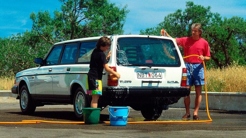 1974 löste der weiterentwickelte Volvo 240 mit noch massiveren Stoßfängern den 140 ab und blieb bis 1993 in Produktion. Bei der Konzipierung flossen Erfahrungen aus dem Volvo Safety-Car VESC ein. Für die Einführung der Baureihe 240/260 stellte Volvo die Produktionstechnologie um.  (Bild: Volvo)