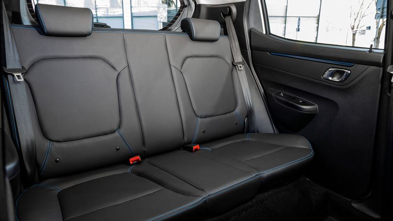 Die Rückbank im Dacia Spring mit einteiliger Lehne bietet nur zwei Sitzplätze. (Bild: Dacia)