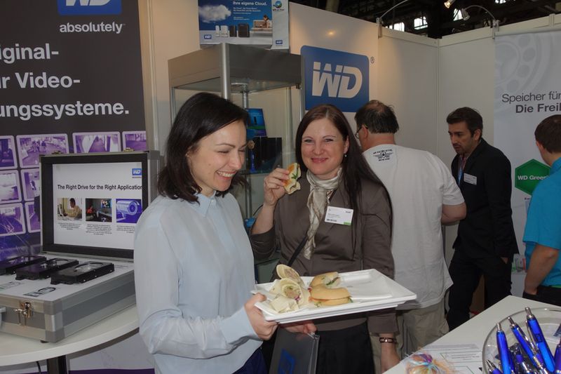 Bei Daniela Pitzalis, WD, und Manuela Lazar, ALSO verhungerte keiner. (Bild: IT-BUSINESS)