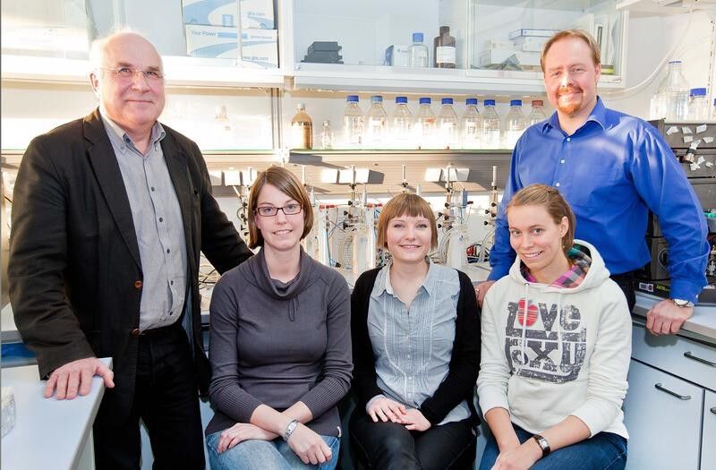 Das Forscherteam: Professor Dr. Hans Bigalke, Jasmin Strotmeier, Anna Magdalena Kruel, Sophie Rumpel und Dr. Andreas Rummel (v.l.).  (Bild: MHH/Kaiser)