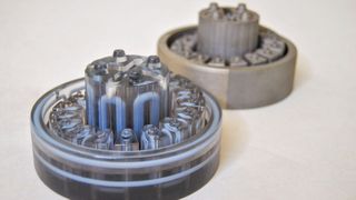 Rechts: Werkzeugeinsatz additiv gefertigt mittels DMLS, Links: PolyJet-Modell zur Visualisierung innenliegenden Temperierkanäle. (Bild: Speedpart)