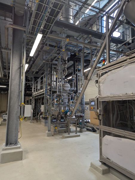 AMG Lithium hat am 18.September 2024 Europas erste Lithiumhydroxid-Raffinerie in Betrieb genommen. (Bild: Stefanie Eckardt)