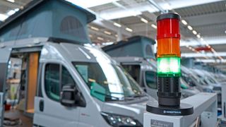 Die Pandemie hat auch den Wohnmobilhersteller Hymer getroffen. Damit in Zukunft die Beschäftigten sicherer sind, setzt Hymer jetzt auf über 30 CO2-Ampeln von Werma Signaltechnik. Stehen die auf Rot, muss gelüftet werden. (Werma)