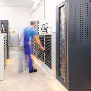 Seit 2020 sind zwei Garant-Tool24-Systeme im Einsatz. Das dritte wird gerade installiert.(Bild:  Hoffmann Group)