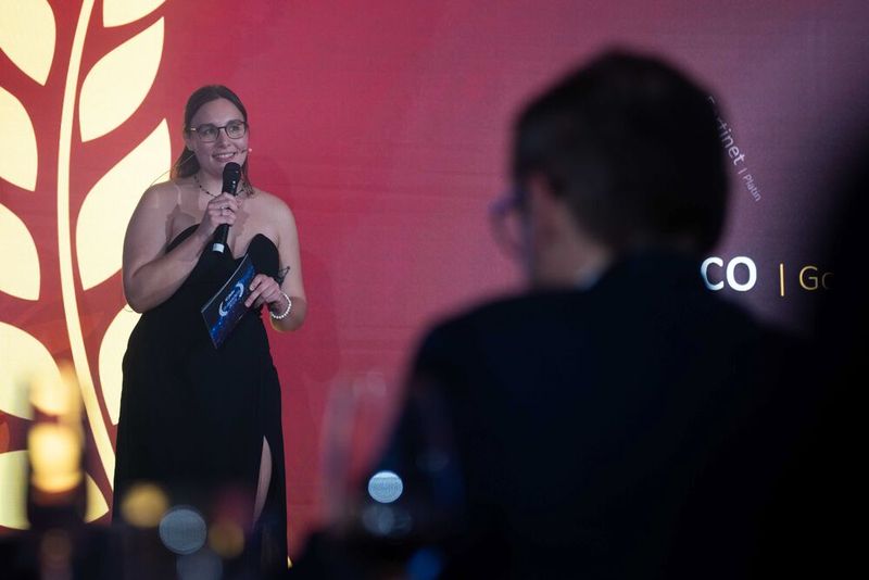 Redakteurin Melanie Staudacher gibt die Gewinner der Security-Insider Awards 2024 bekannt. (Bild: Manuel Emme Fotografie)