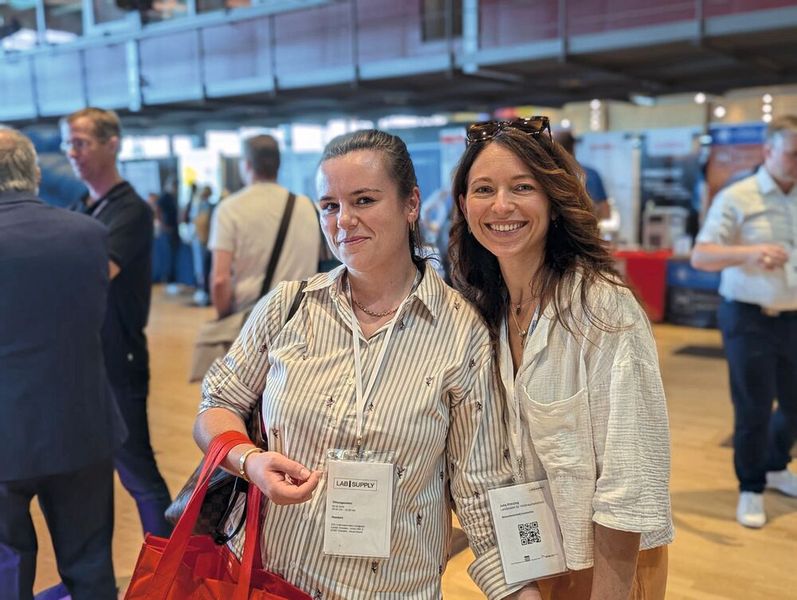Besucherstimmen der LAB-SUPPLY Dresden 2026  Amina Dosiljak (l.) und Julia Prinzig, Landesamt für Verbraucherschutz Sachsen-Anhalt:  Dosiljak: „Der Vortrag ‚Richtiges Pipettieren‘ war auf jeden Fall sehr umfangreich und interessant. Wir wollen jetzt am Stand von Brand noch den passenden Flyer dazu holen, wo alle zehn Punkte bis zum Pipettierprofi zusammengefasst sind.“   Prinzig: „Unsere erste LAB-SUPPLY 2025 war super schön und sehr informativ. Man kann nur leider nicht an einem Tag alle Vorträge mitnehmen. Aber das, was wir beim letzten Mal nicht geschafft haben, hören wir uns einfach dieses Mal an.“    Mehr Infos zu den kommenden LAB-SUPPLY-Messen finden Sie auf www.lab-supply.info (Bild: VCG – Lüttmann)