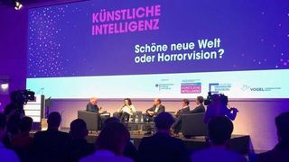 Im Rahmen der Podiumsdiskussion wurden Chancen und Risiken künstlicher Intelligenz erörtert. (Vogel Communications Group)