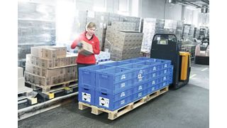 Einsatz von Kunststoffbehältern in einem geschlossenen Mehrwegkreislauf bei der Drogeriemarktkette DM, hier beim Order-Picking. (Bild: SSI Schäfer)