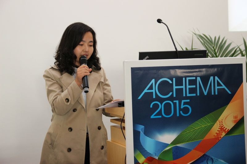 Editor-in-Chief von PROCESS China Rong Zhang bei der Verleihung des Awards der Kategorie „Armaturen/Dichtungen“. (Bild: Schäffner/PROCESS)