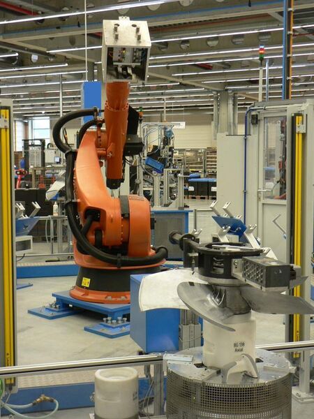 Da die schwersten Teile bis zu 50 kg wiegen, werden im neuen Werk auch Roboter zum Heben und zum Transport eingesetzt. So lassen sich neue ergonomische Abläufe entwickeln. Bild: Michel (Archiv: Vogel Business Media)