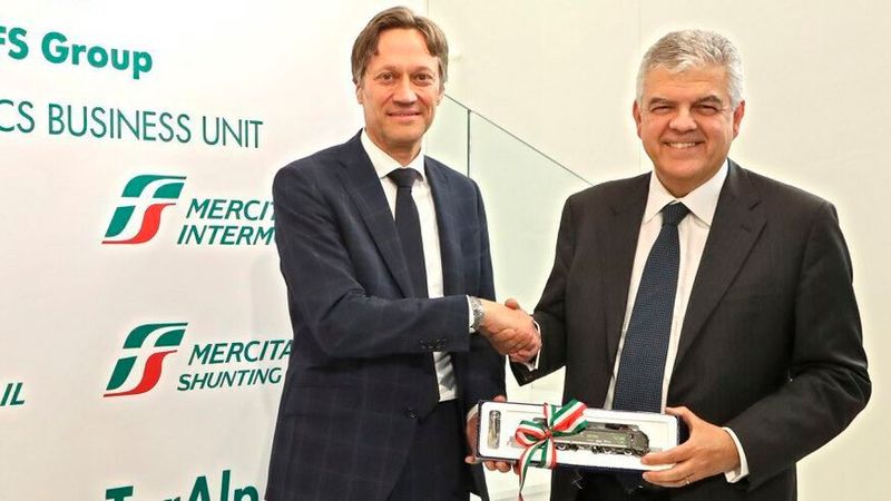 Michael Peter, CEO Siemens Mobility (li.) und Luigi Ferraris, CEO Gruppo Ferrovie dello Stato Italiane freuen sich auf die gemeinsame Zusammenarbeit.(Bild:  Siemens)