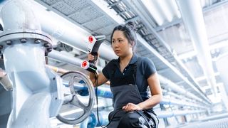 Das neue präzise sowie handgeführte Laserscansystem Zeiss-T-SCAN-hawk erfasst Messdaten in Produktionsumgebungen, Labors und an der Werkbank besonders anwendungsflexibel. (GOM / S. Dorbrietz)