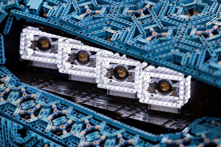 Front- und Rückleuchten sind voll funktionsfähig. (Bild: Lego)