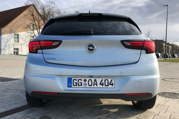 Am Heck des am 2014 auf den Markt gekommenen Astras hat sich so gut wie nichts verändert. (Bild: Seyerlein/»kfz-betrieb«)