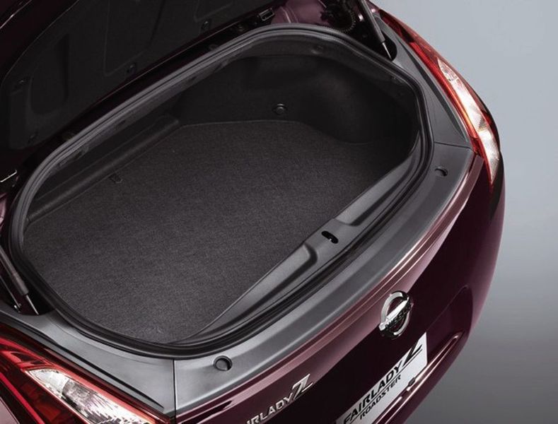 Ein Vorteil des Stoffverdecks ist der gut zugängliche Kofferraum. In Japan trägt der 370 Z übrigens noch den schönen Beinamen Fairlady. Fotos: Nissan (Archiv: Vogel Business Media)