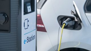 Lithium-Ionen-Batterien finden sich neben E-Autos auch in Laptops oder in Smartphones. (Volkswagen)