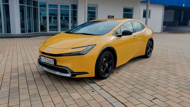 8. Das Fahrerlebnis: Der niedrige Schwerpunkt wirkt sich positiv auf das Fahrgefühl aus. Das ist sicher und dynamisch zugleich.  Die ordentliche Systemleistung von 223 PS, das Design des Prius und die 7,3 Sekunden, die das Modell braucht, um von 0 auf 100 km/h zu beschleunigen, suggerieren, dass man mit einem Sportwagen unterwegs ist. Dennoch ist der Prius letztlich nicht für sportliches Fahren geeignet, sondern vielmehr für gemütliches Dahingleiten. Dann jault das stufenlose Getriebe nicht auf und man kann sich über den geringen Verbrauch freuen. (Bild: Mauritz – VCG)