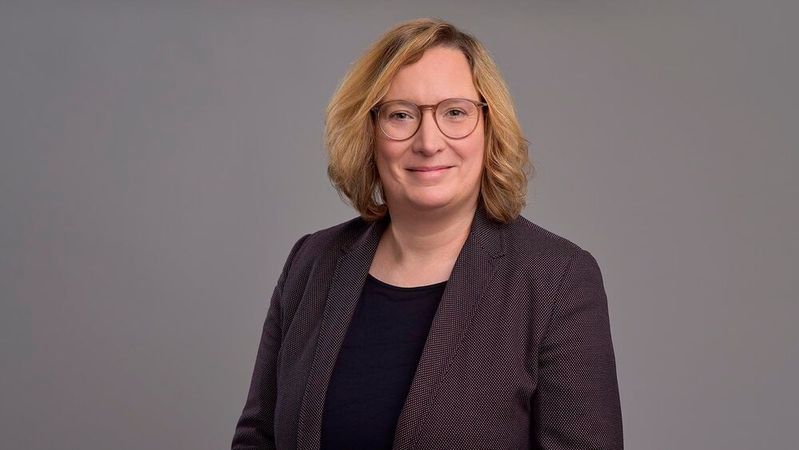 Susanne Arndt von FTI Consulting sieht das Fundament vieler Organisationen angesichts von Veränderungsmüdigkeit und Vertrauensverlust ernsthaft in Gefahr.(Bild:  AndiWerner.com)