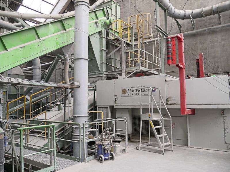 Vor dem Recyclingprozess werden die Papiersäcke in dieser speziellen Anlage gereinigt und zerkleinert.  (Bild: Repasack)