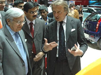 Fiat und Tata sind im Gespräch und sprechen angeblich miteinander. Fakt ist: Fiat-Präsident Luca di Montezemolo unterhielt sich in Genf angeregt am Tata-Stand. (Archiv: Vogel Business Media)