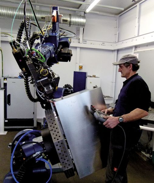 Die eigentliche Roboterzelle des Trulaser Robot 5020. Hier wird die Steuerung gerade auf das Schweißen eines Gehäuses getrimmt. Bild: Kuhn (Archiv: Vogel Business Media)