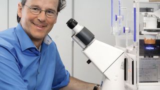 Prof. Rudolf Merkel an einem konfokalen Fluoreszenzmikroskop: Merkel und seine ehemalige Mitarbeiterin Dr. Cornelia Monzel (heute Institut Curie in Paris) haben eine neue Methode gefunden, um Schwingungen von Biomembranen mit Hilfe dieses speziellen Mikroskops zu messen. (Bild: Forschungszentrum Juelich)