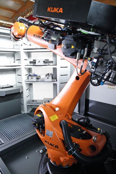 Ein Roboter befindet sich bis zu 3/4 seiner Zeit in Warte- oder Ruhepositionen. Ein wichtiger Fokus liegt also auch darauf, eine Minimierung der Energieaufnahme in Stillstandszeiten zu erreichen. (Bild: KUKA)