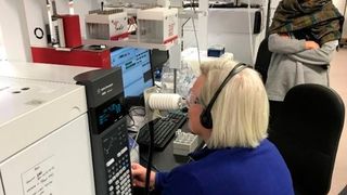 Joy Milne sitzt am Gerstel-Olfactory Detection Port (ODP), um die aufgezeichneten Signale im Chromatogramm als relevant für die Parkinson-Diagnose entschlüsseln zu können.  (Gerstel)