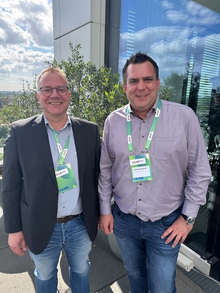 Stefan Kuhlmann (l., inovatus Systemhaus) mit Stefan Schunck (MaxiComputer) (Bild: Vogel IT-Medien GmbH)