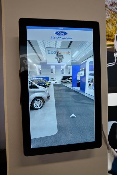 Im neuen Store sind auch zwei Touchscreenmonitore platziert, über die die Interessenten spielerisch den virtuellen Ford-Showroom betreten können. (Bild: Mauritz/»kfz-betrieb«)