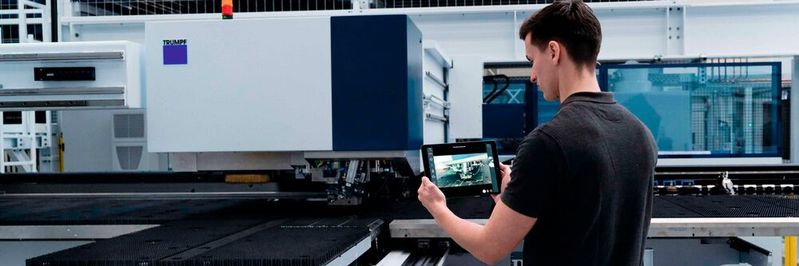 Trumpf hat noch ein weiteres Ass gegen den Fachkräftemangel im Ärmel! Die „Visual Assistance“-Funktion ist in die Service-App des Laserspezialisten integriert und ermöglicht es den Technikern, sich auf die Handy- oder Tablet-Kamera des Kunden zu schalten, bei dem es Probleme gibt.(Bild:  Trumpf)