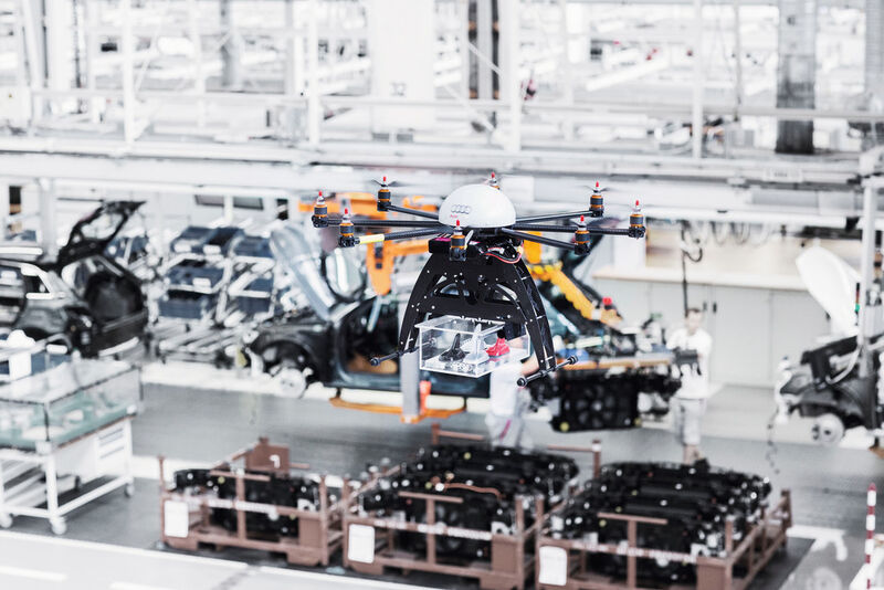 Der fliegende Roboter: Fehlende Teile werden in der Zukunftsfabrik einfach per Luft an den Bestimmungsort gebracht. Den Weg findet er nach programmiertem Flugweg völlig autonom. (Audi)