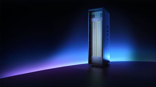 Das Server-Referenzdesign Server st für den Einsatz im Rack-Maßstab als Dual-Node-Server in einem 1OU-Gehäuse konzipiert und erhöht damit die Rechendichte pro Rack-Einheit erheblich. Diese Designphilosophie hat zahlreiche Aspekte der Plattform beeinflusst, darunter:   - Auf Agentic abgestimmte Leistung: Bis zu 136 „Neoverse V3“-Kerne mit einer in ihrer Klasse führenden Speicherbandbreite von 6 GB/s pro Kern bei einer Latenz von unter 100 ns.    - Rack-Scale-Architektur: Eine TDP von 300 W ermöglicht den Einsatz von bis zu 8160 Kernen pro standardmäßigem 36-kW-luftgekühltem Rack, im Vergleich zu 500-W-x86-basierten Bereitstellungen, die ein 2U-Gehäuse benötigen.  -  Unübertroffene Rechendichte: Mehr als doppelt so hohe Leistung pro Rack im Vergleich zu vergleichbaren x86-basierten Bereitstellungen.(Bild:  ARM)