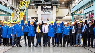 Der Vorstand der AMAG Austria Metall AG freut sich gemeinsam mit dem Projektteam über die erfolgreiche Inbetriebnahme des Warmwalzwerks. (Foto: AMAG)