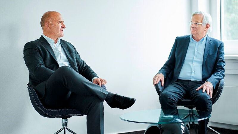 Florian Birkenmayer (links) ist der Nachfolger von Karl-Heinz Overhamm in der Geschäftsführung von Dirak. (Dirak)