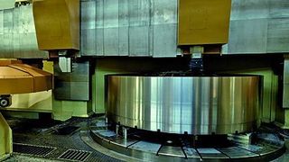 Bild 1: Stahlbauteile für Windenergieanlagen mit sehr großen Dimensionen werden auf einer Karusselldrehmaschine bearbeitet. Bild: Romai (Archiv: Vogel Business Media)