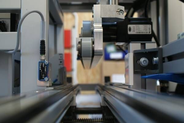 Palc unit, eine Maschine mit integrierter Bildverarbeitung, die verpackte medizinische Produkte kennzeichnet beziehungsweise serialisiert, wird der Integrator ISW auf der Vision 2014 vorstellen. (ISW)