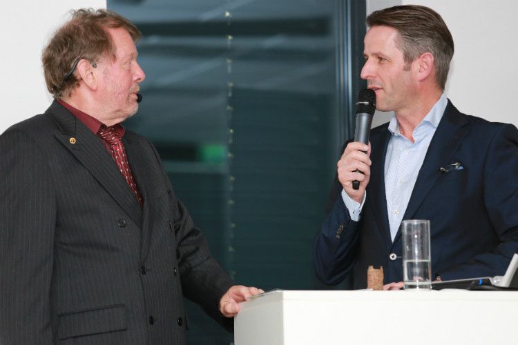 Gemeinsamer Blick in die Geschichte: Citroën-Kenner Immo Mikloweit (li.), Automobilhistoriker und Buchautor, im Gespräch mit Citroën-Kommunikationschef Stephan Lützenkirchen. (Foto: Citroën)