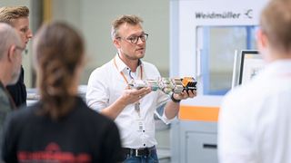 Der Klippon Automated Rail Assembler bietet eine deutliche Zeitersparnis und optimiert Arbeitsprozesse durch die automatisierte Bestückung von Tragschienenkomponenten. (Bild: Weidmüller)