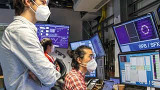 Thomas Lane und Kollegen im Kontrollraum der SPB/SFX-Experimentierstation am European XFEL (Bild: European XFEL)