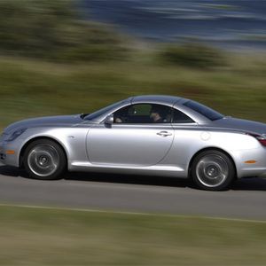 Der Lexus SC 430 kam Ende 2000 auf den Markt und sollte in Deutschland vornehmlich gegen den Mercedes-Benz SL antreten.