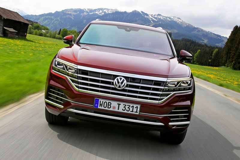 Mit dem massiven Grill, der mit den Scheinwerfereinheiten zu verschmelzen scheint, wirkt der Touareg fast schon ein wenig zu selbstbewusst.  (VW)