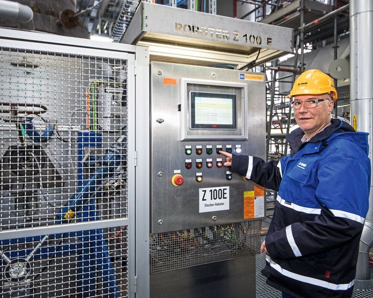 Jeder Roboter ist mit einem HMI (Human Machine Interface) ausgestattet, das hier Ralf Bihl, Automation Manager im „Team Robotics & Mechatronics“ der BASF, demonstriert. (Bild: BASF)