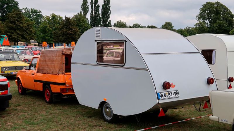 Wohnwagen Würdig 301, genannt „Dübener Ei“. Sein Zugfahrzeug ist ein Wartburg 1.3 Trans. (Bild: Diehl)