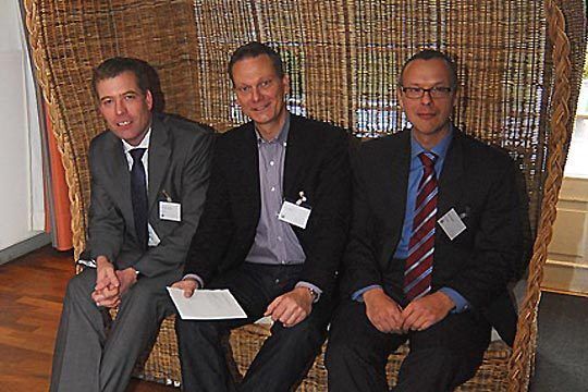 Bevor es am Samstagmorgen weiterging, nahmen diese drei Herren gepflegt im Standkorb Platz: Arne Joswig vom Autohaus Lensch und Pressesprecher der Kfz-Innung Neumünster eingerahmt vom künftigen Landesverbandsgeschäftsführer Jan-Nikolas Sontag (li.) und Martin Seydell, dem Cheforganisator der Herbstakademie. (Archiv: Vogel Business Media)