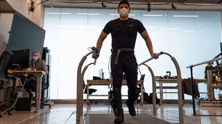 Test eines Knöchel-Sprunggelenk-Exoskeletts im Neurobionik-Labor der Universität Michigan. Die Träger haben die Möglichkeit, die Einstellungen direkt zu verändern und Präferenzen selbst zu berücksichtigen.  (University of Michigan/Robotics Institute)